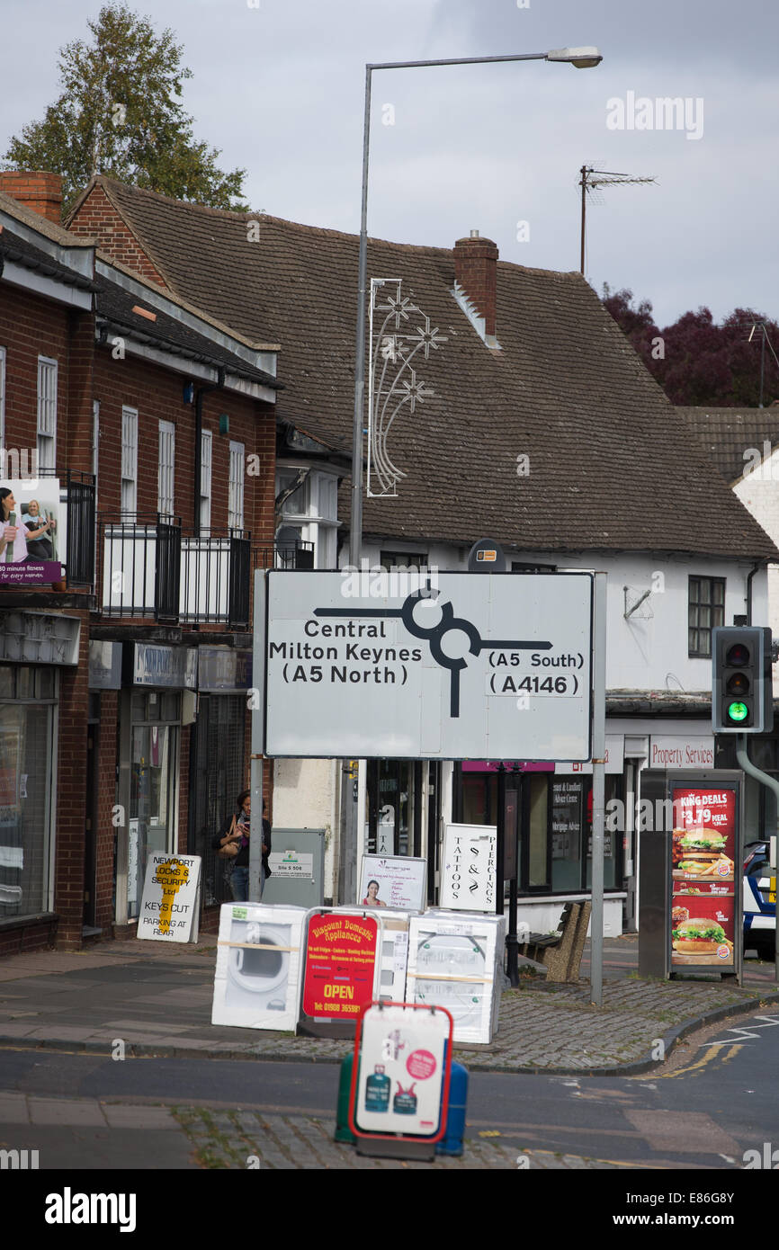 Fenny Stratford, Bletchley, Milton Keynes, Buckinghamshire, UK. 1 Ottobre, 2014. La stagione delle feste eretto luci come presto come il primo di ottobre su Aylesbury Street, Fenny Stratford, Milton Keynes. Credito: Chris Yates/Alamy Live News Foto Stock