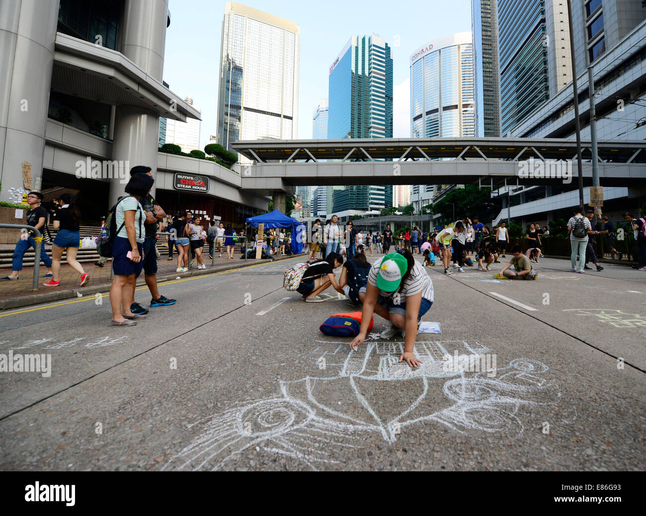 Hong Kong, Cina. Il 1 ottobre 2014. Pro-democrazia manifestanti blocco strade principali in Admiralty, Distretto Centrale, come parte della RAS di Hong Kong la disobbedienza civile in movimento, ampiamente indicati come la rivoluzione ombrello Credito: Boaz Rottem/Alamy Live News Foto Stock