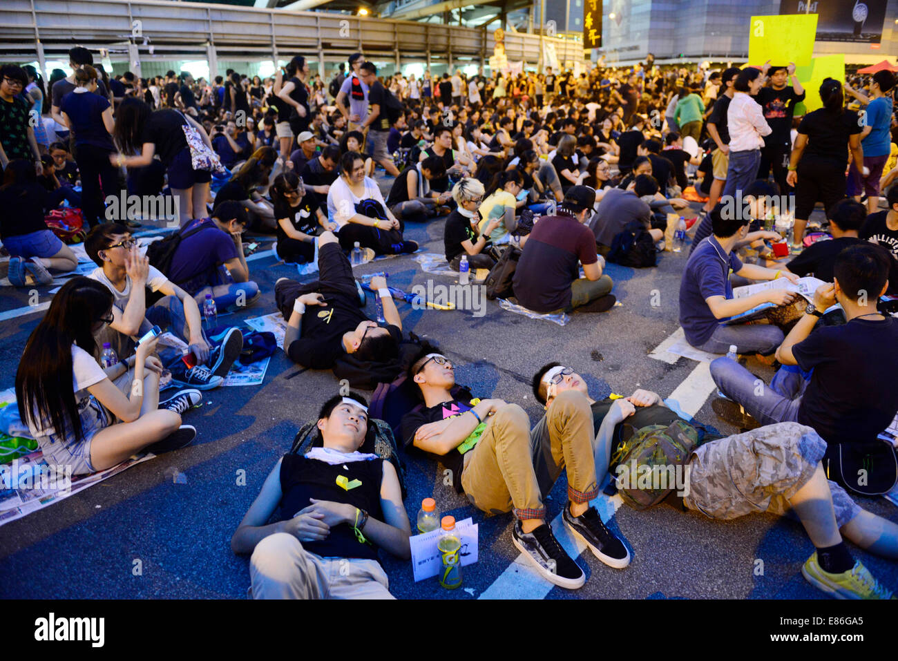 Hong Kong, Cina. Il 1 ottobre 2014. Pro-democrazia manifestanti blocco strade principali in Admiralty, Distretto Centrale, come parte della RAS di Hong Kong la disobbedienza civile in movimento, ampiamente indicati come la rivoluzione ombrello Credito: Boaz Rottem/Alamy Live News Foto Stock