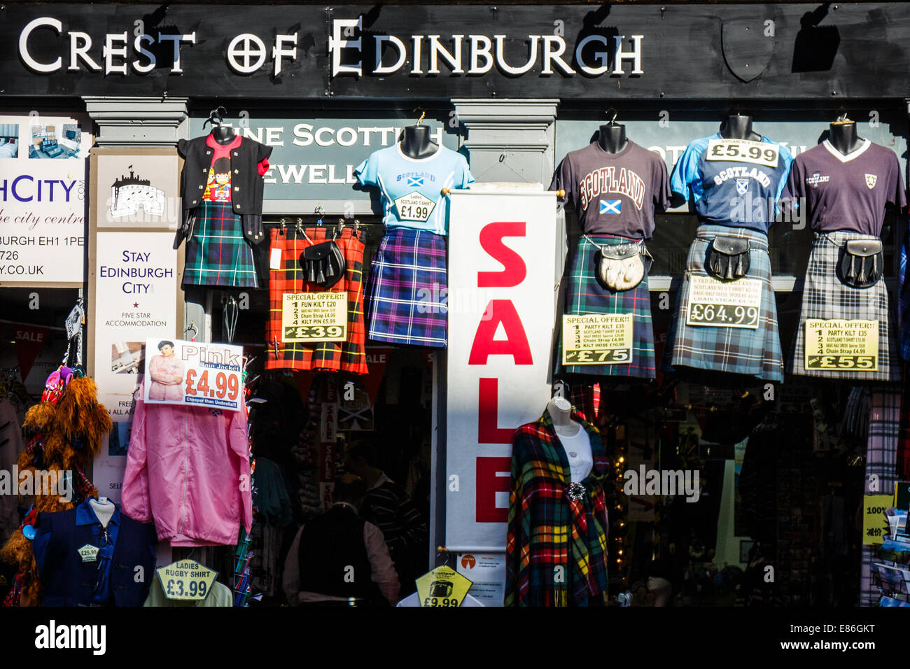 Crest of Edinburgh negozio di souvenir sul Royal Mile di Edimburgo Città Vecchia Foto Stock