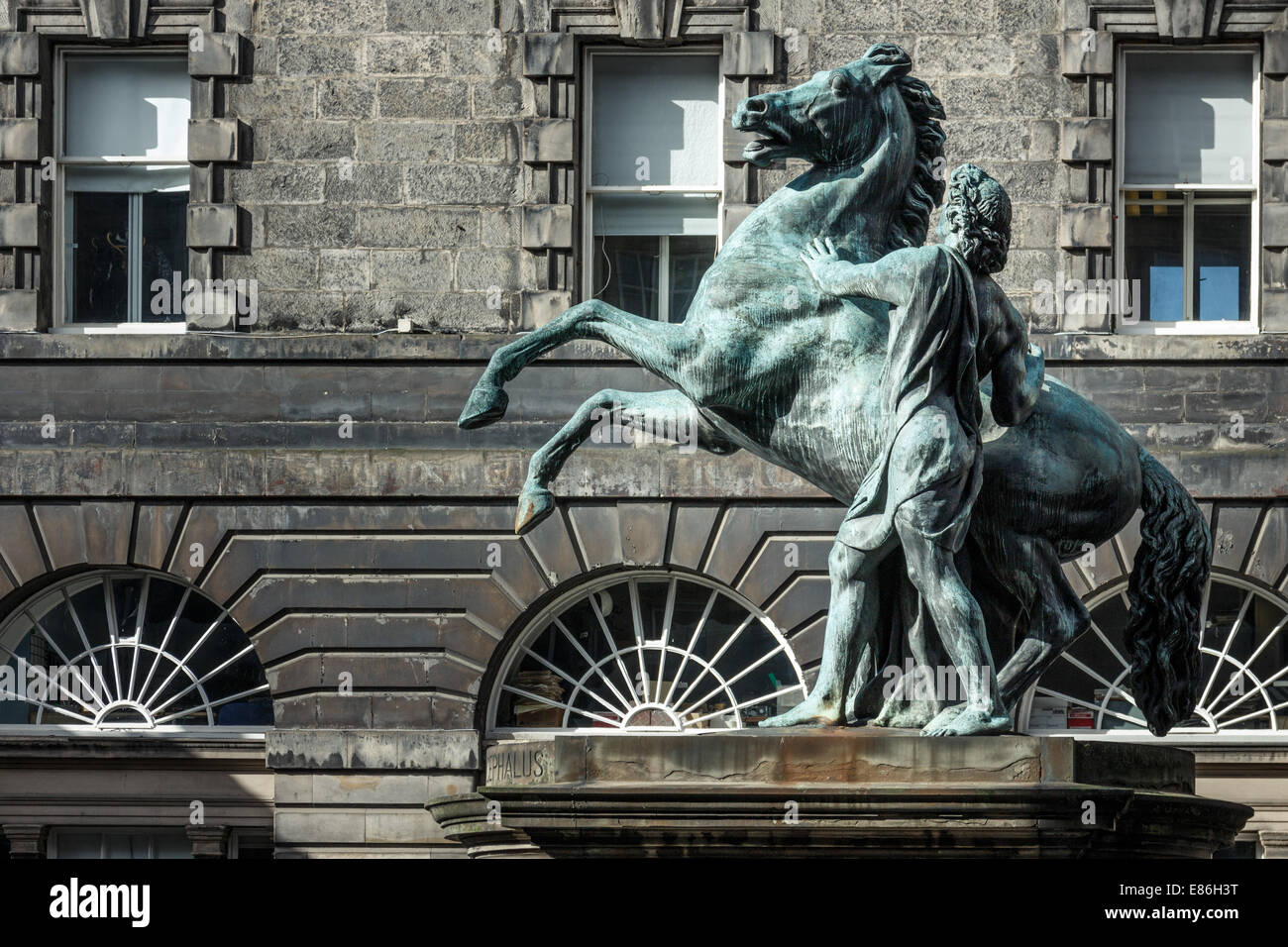 Scultura di Alexander & Bucephalus da John Steell. Edinburgh City Chambers, Old Town Foto Stock