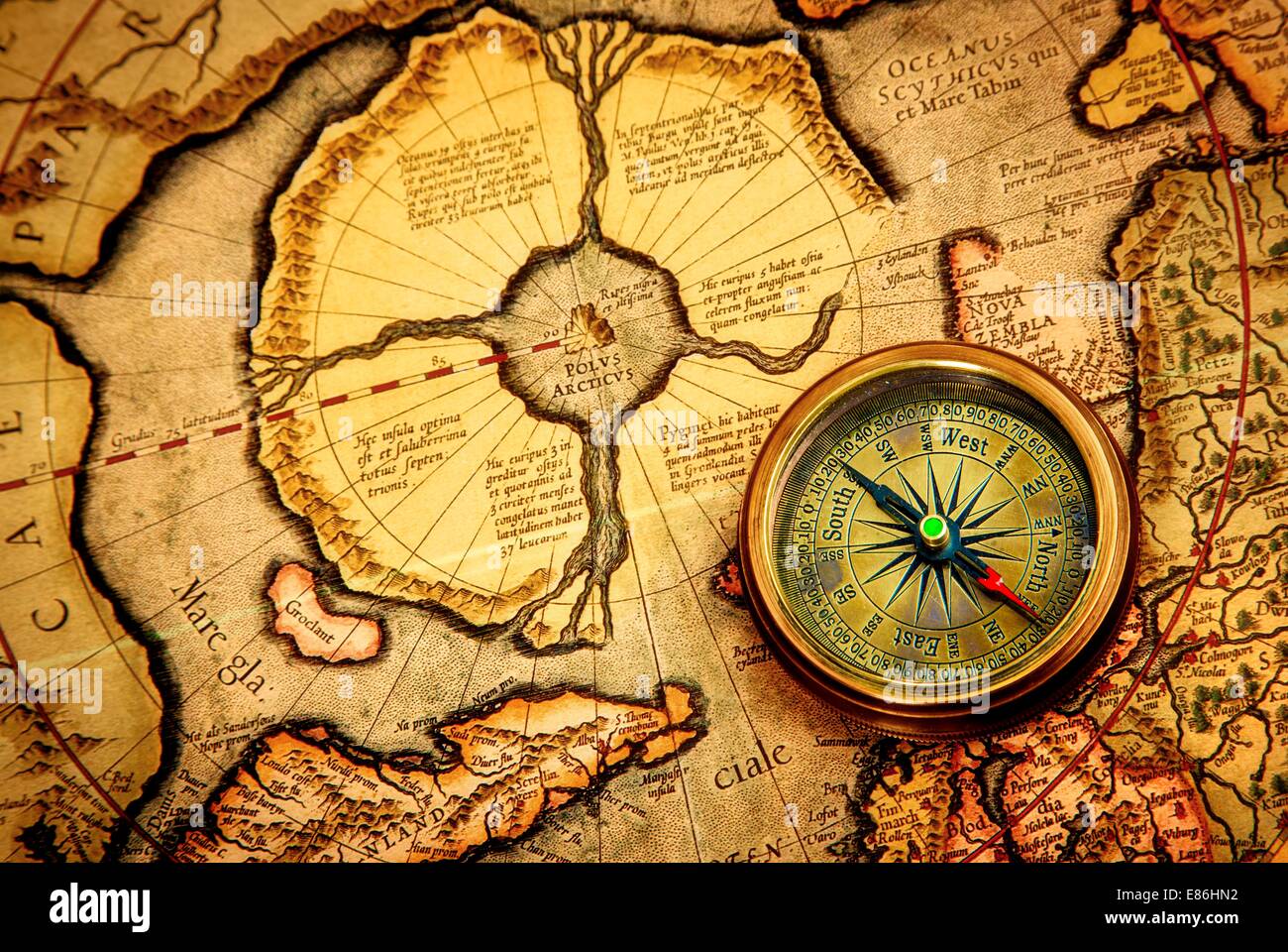 Bussola Vintage giace su di una antica mappa del polo nord (anche hyperborea). Arctic continente sulla Gerardus Mercator mappa di 1595. Foto Stock