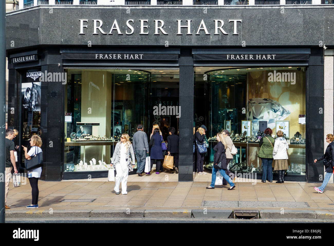 Gli amanti dello shopping nella parte anteriore del Fraser Hart negozio gioielli su Princes Street, Edimburgo, Scozia Foto Stock