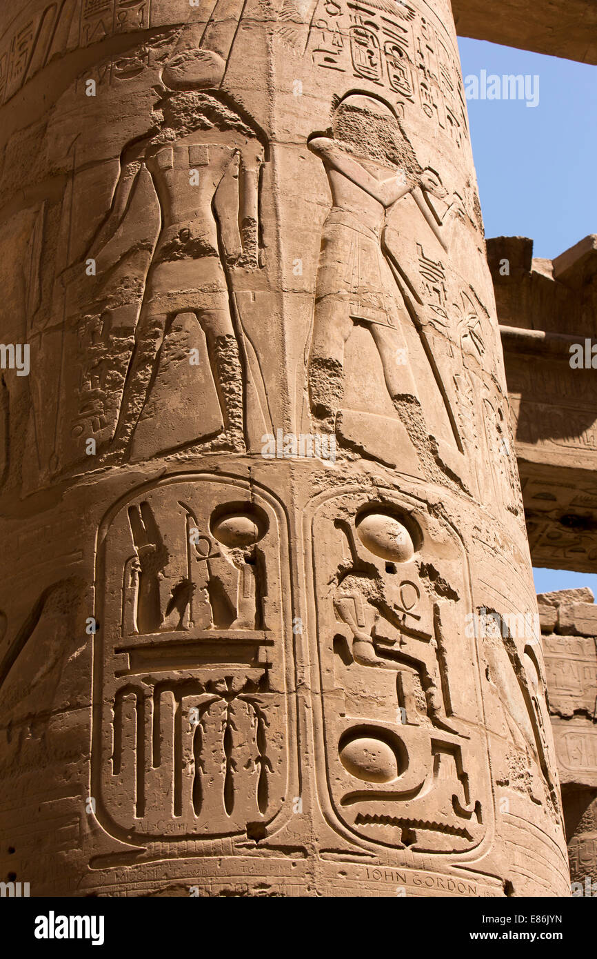 Egitto Luxor Tempio di Karnak, grande Hypostyle Hall figure scheggiati lontano da successiva faraoni Foto Stock