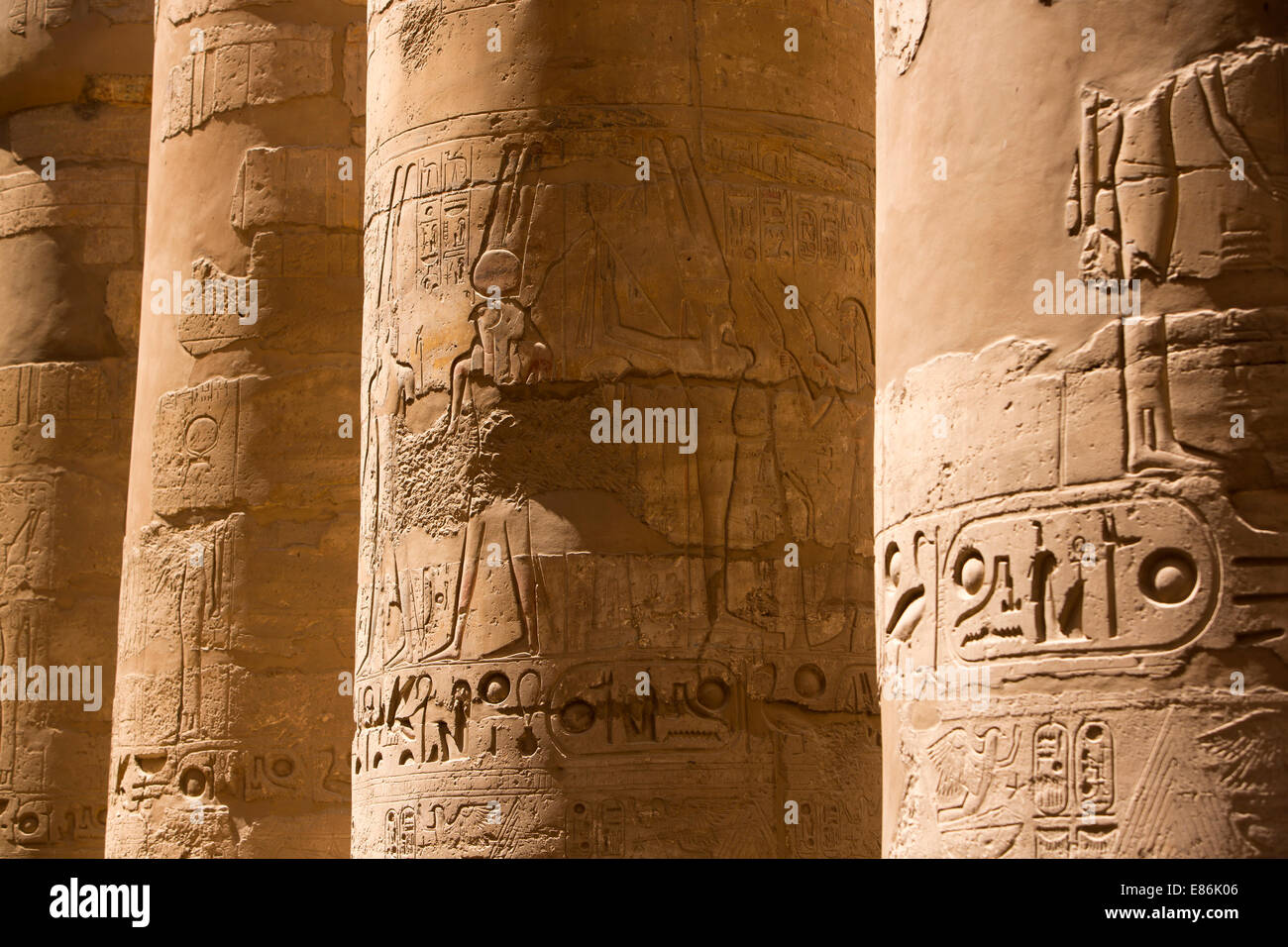 Egitto Luxor Tempio di Karnak, bassorilievi e geroglifici su colonne di grande Hypostyle Hall Foto Stock