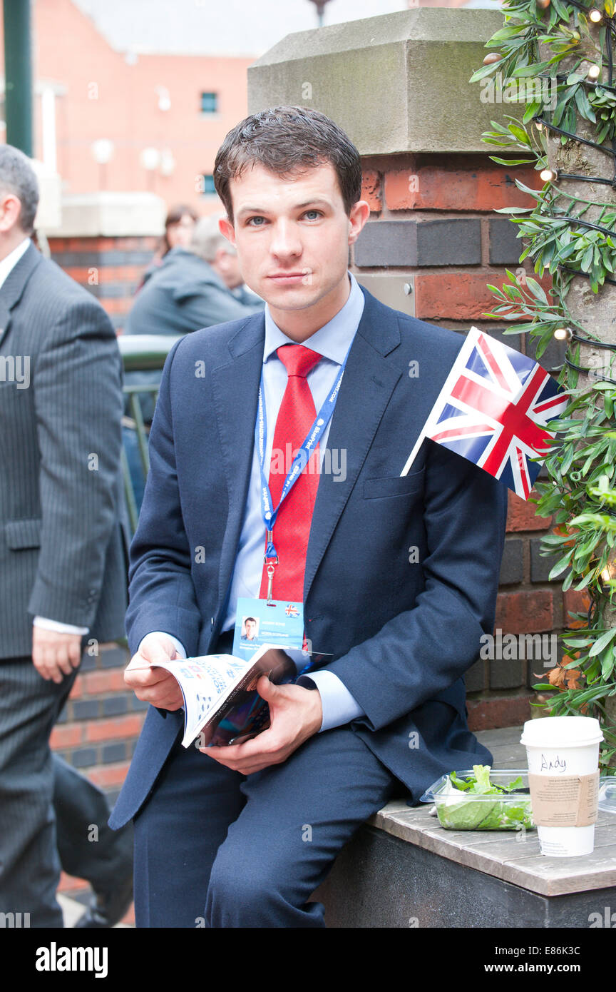 Birmingham, West Midlands, Regno Unito. 1 Ottobre, 2014. Andrew Bowie viene visto lasciare la sala conferenza dopo che David Cameron il suo intervento sull'ultimo giorno del congresso del partito conservatore. Graham M. Lawrence/Alamy Live News. Foto Stock
