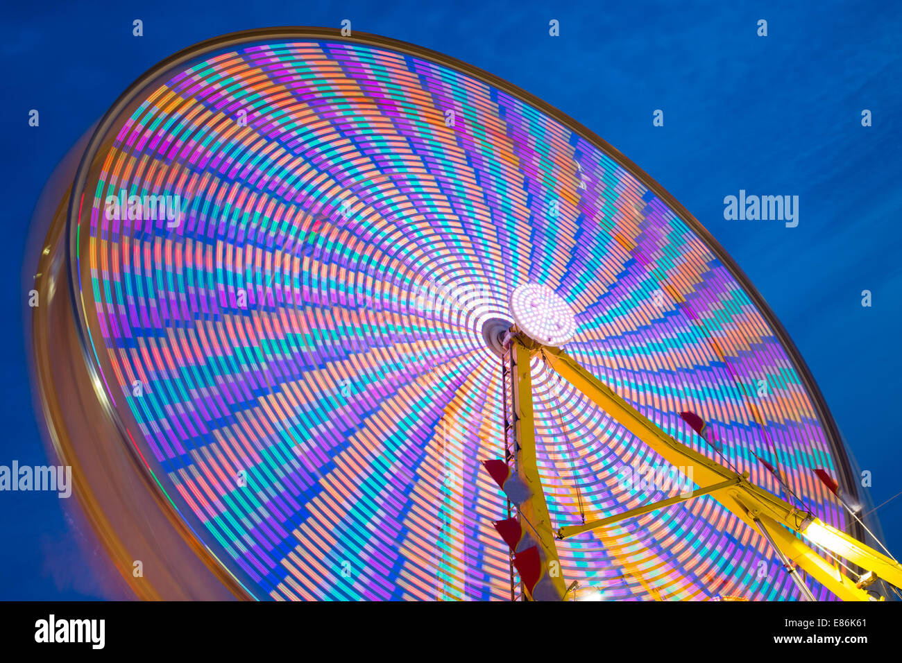 Un colorato ruota panoramica Ferris prese con una lunga esposizione che mostra i diversi colori Foto Stock