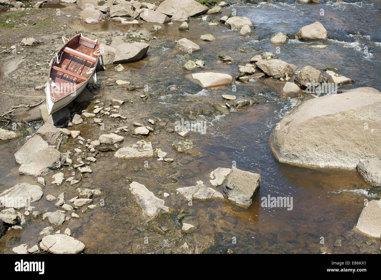 Una barca a remi ormeggiate sul fiume Aven, presso il sito della pittura del 'Crique en face du Port de Pont Aven' da Paul Gauguin 1888. Foto Stock