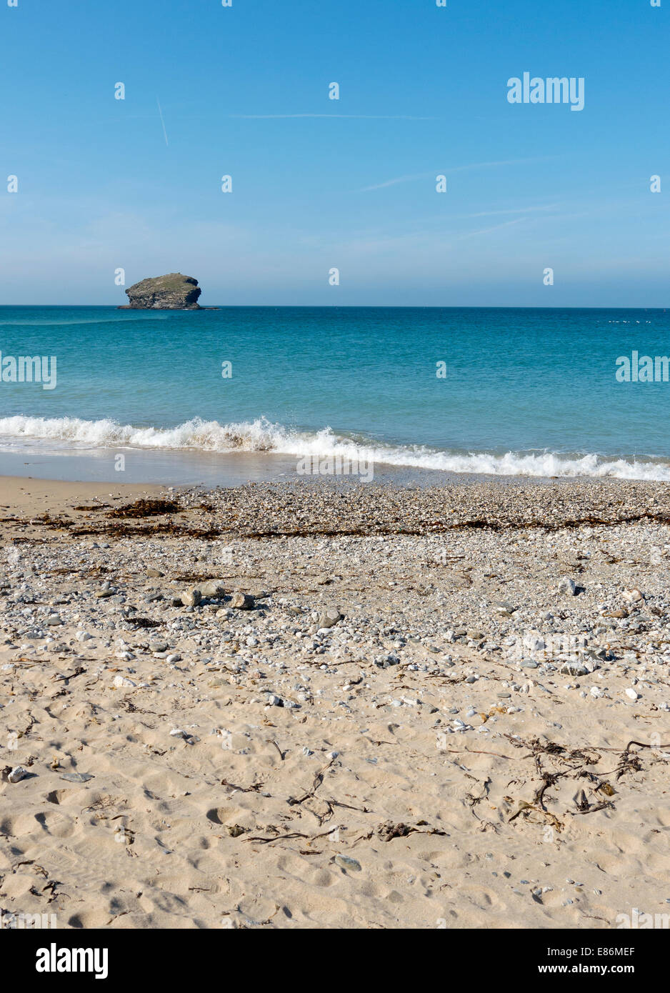 Portreath spiaggia sabbiosa a riva e gull rock, Cornwall Inghilterra. Foto Stock