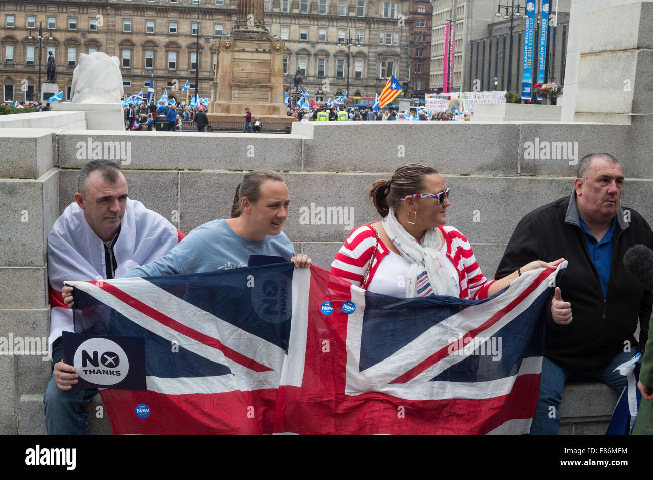 Pro-europea sostenitori, in George Square il giorno prima la Scottish referendum di indipendenza, Glasgow, Scozia. 17sett2014. Foto Stock