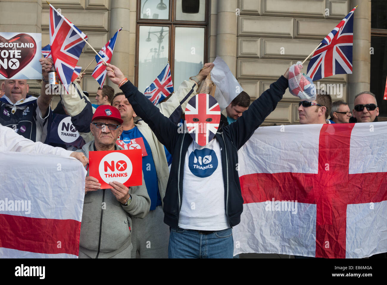 Pro-europea sostenitori, in George Square il giorno prima la Scottish referendum di indipendenza, Glasgow, Scozia. 17sett2014. Foto Stock
