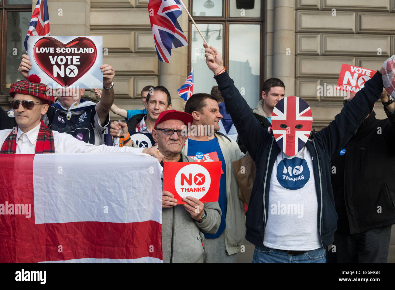 Pro-europea sostenitori, in George Square il giorno prima la Scottish referendum di indipendenza, Glasgow, Scozia. 17sett2014. Foto Stock