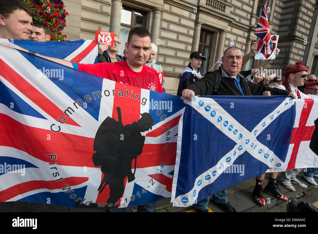 Pro-europea sostenitori, in George Square il giorno prima la Scottish referendum di indipendenza, Glasgow, Scozia. 17sett2014. Foto Stock