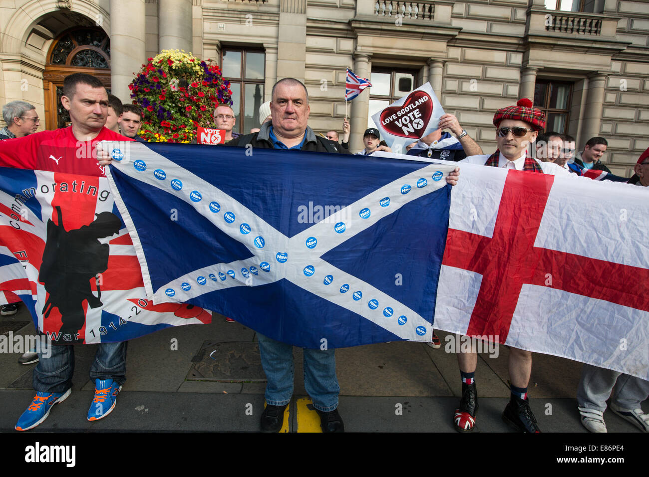 Pro-europea sostenitori, in George Square il giorno prima la Scottish referendum di indipendenza, Glasgow, Scozia. 17sett2014. Foto Stock