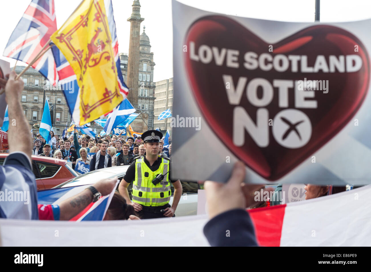 Pro-europea sostenitori face off contro la pro-indipendenza, il giorno prima della Scottish referendum di indipendenza, Scozia. 17sett2014. Foto Stock