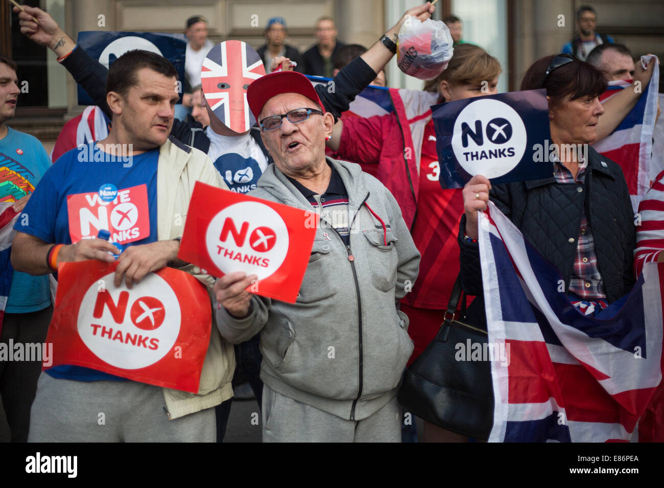 Pro-europea sostenitori, in George Square il giorno prima la Scottish referendum di indipendenza, Glasgow, Scozia. 17sett2014. Foto Stock