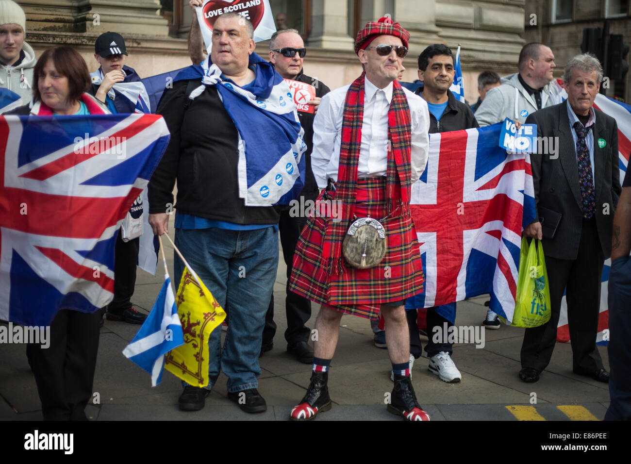 Pro-europea sostenitori, in George Square il giorno prima la Scottish referendum di indipendenza, Glasgow, Scozia. 17sett2014. Foto Stock