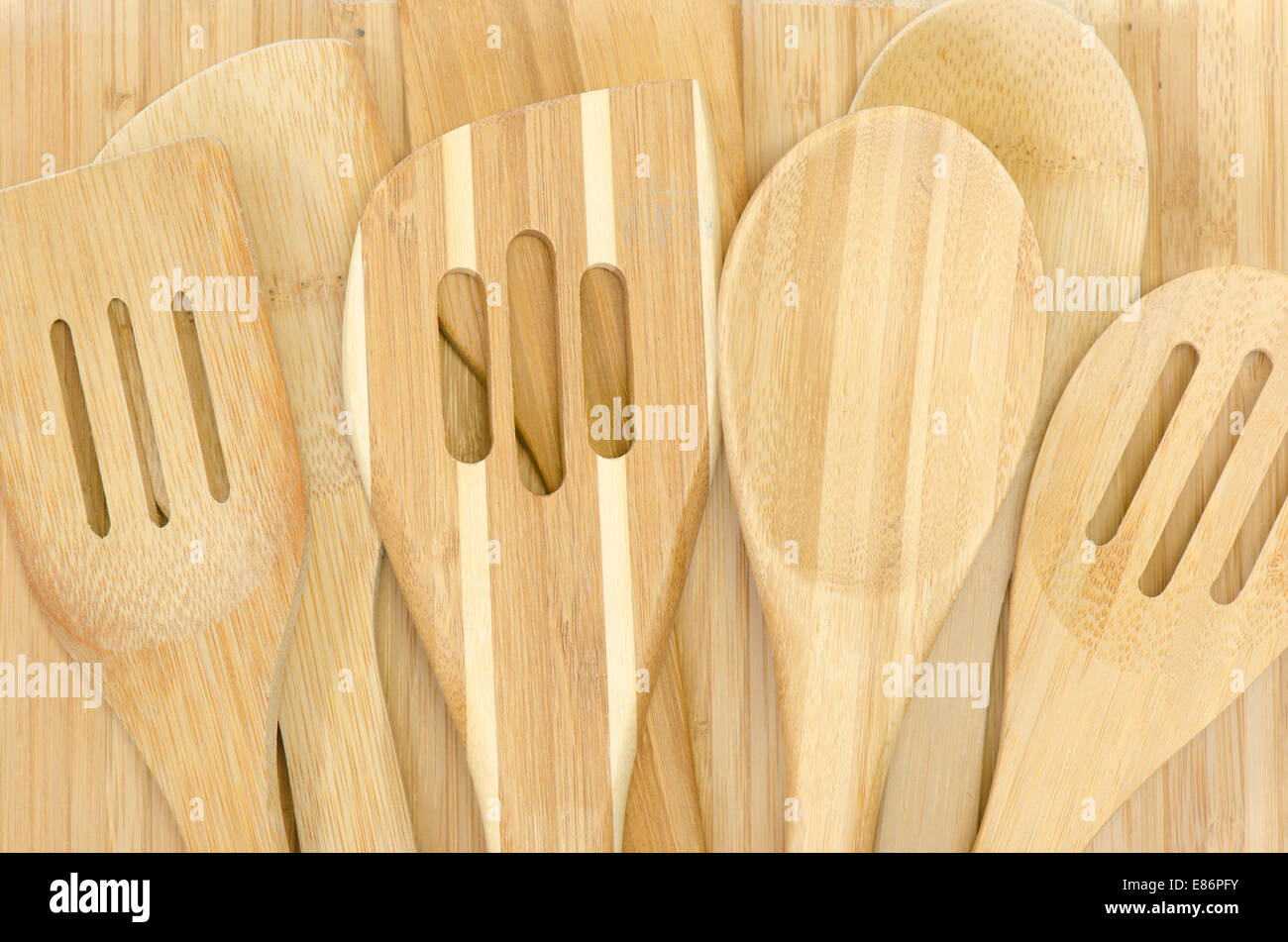 Chiusura del legno di bambù utensili da cucina Foto Stock