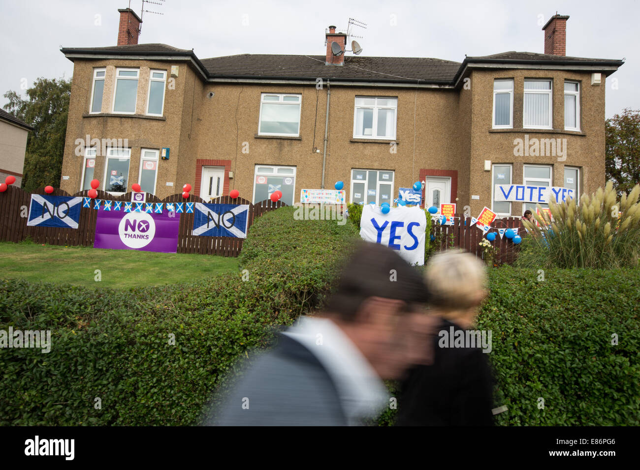 Casa coperte in pro-indipendenza sì segni, e del vicino di casa coperte in pro-Unione segni, Scottish referendum di indipendenza. Foto Stock