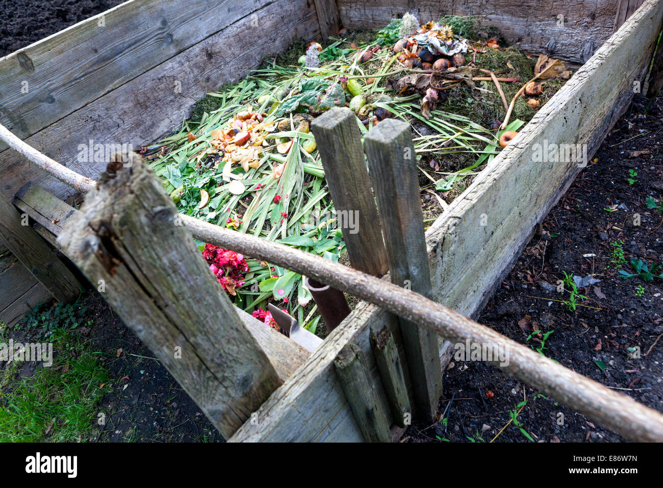 Giardino composto ammucchi, compostaggio dei rifiuti, compostiera in giardino Foto Stock