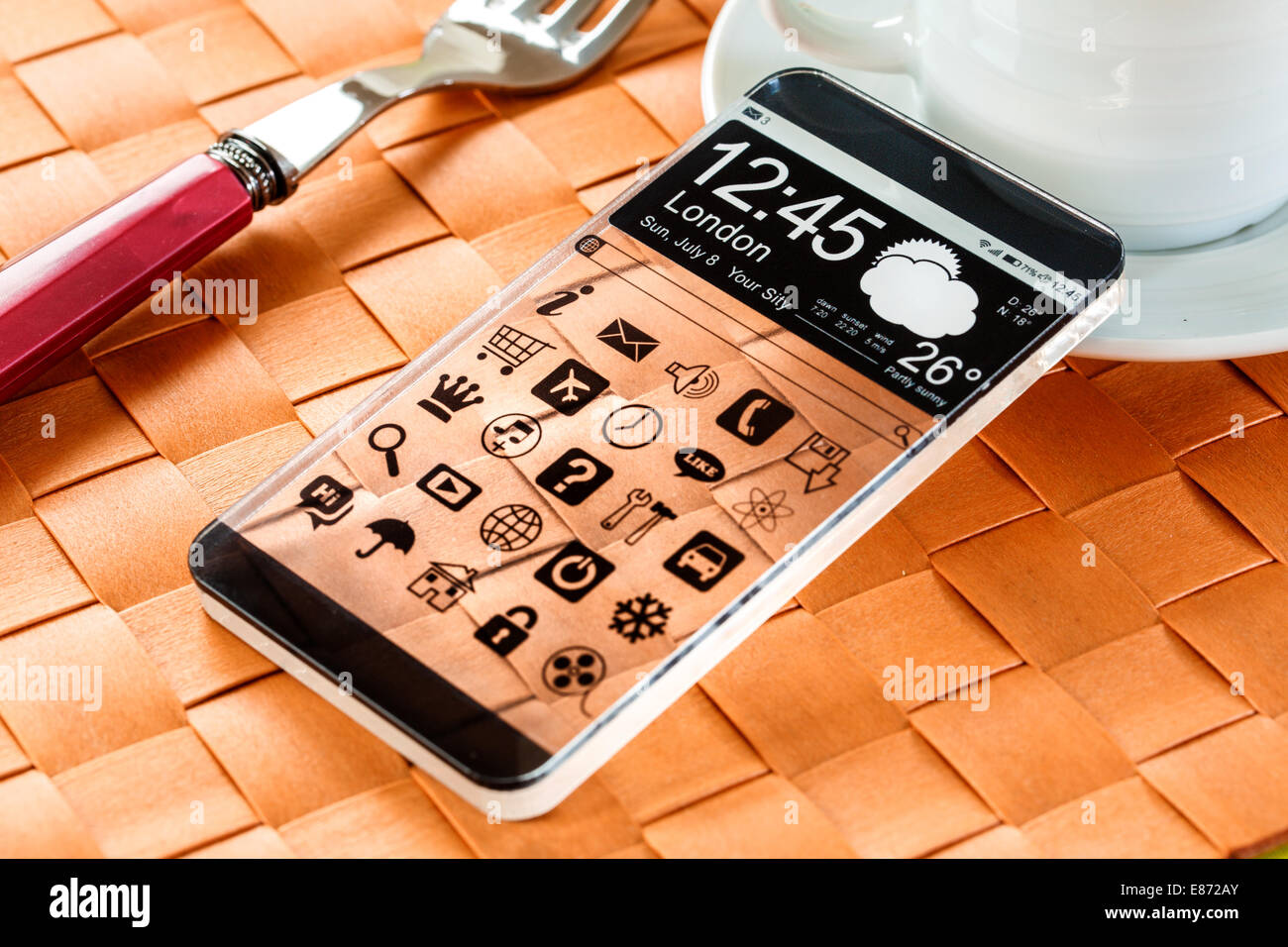 Smartphone (phablet) con un display trasparente. Concetto di futuro effettivo di idee innovative e tecnologie migliori l'umanità. Foto Stock