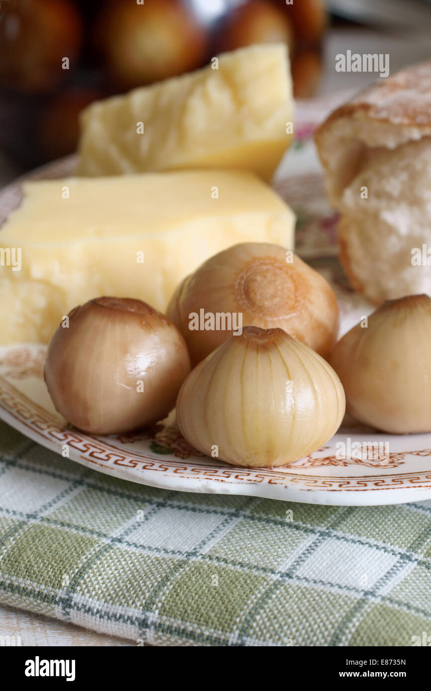 Fatta in Casa Cipolline borretane servita con pane e formaggio Foto Stock