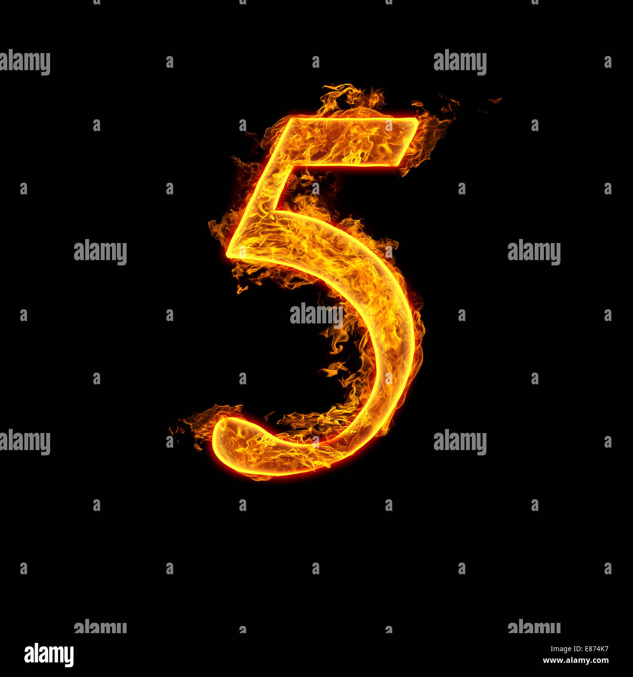 Fire Alphabet Number 5 cinque isolati su sfondo nero. Foto Stock