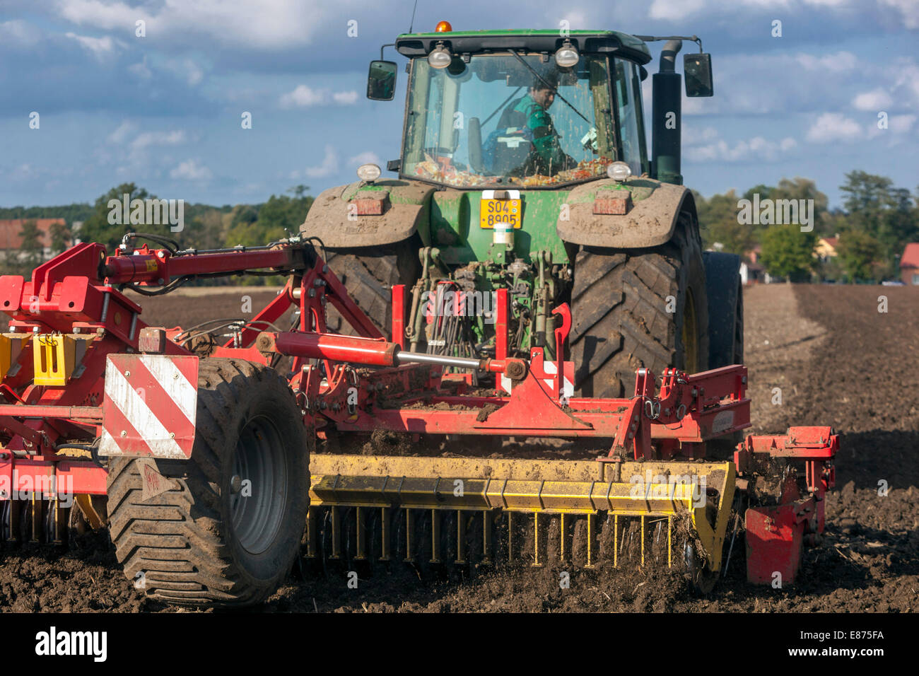 Trattore aratura campo Repubblica Ceca agricoltore Foto Stock