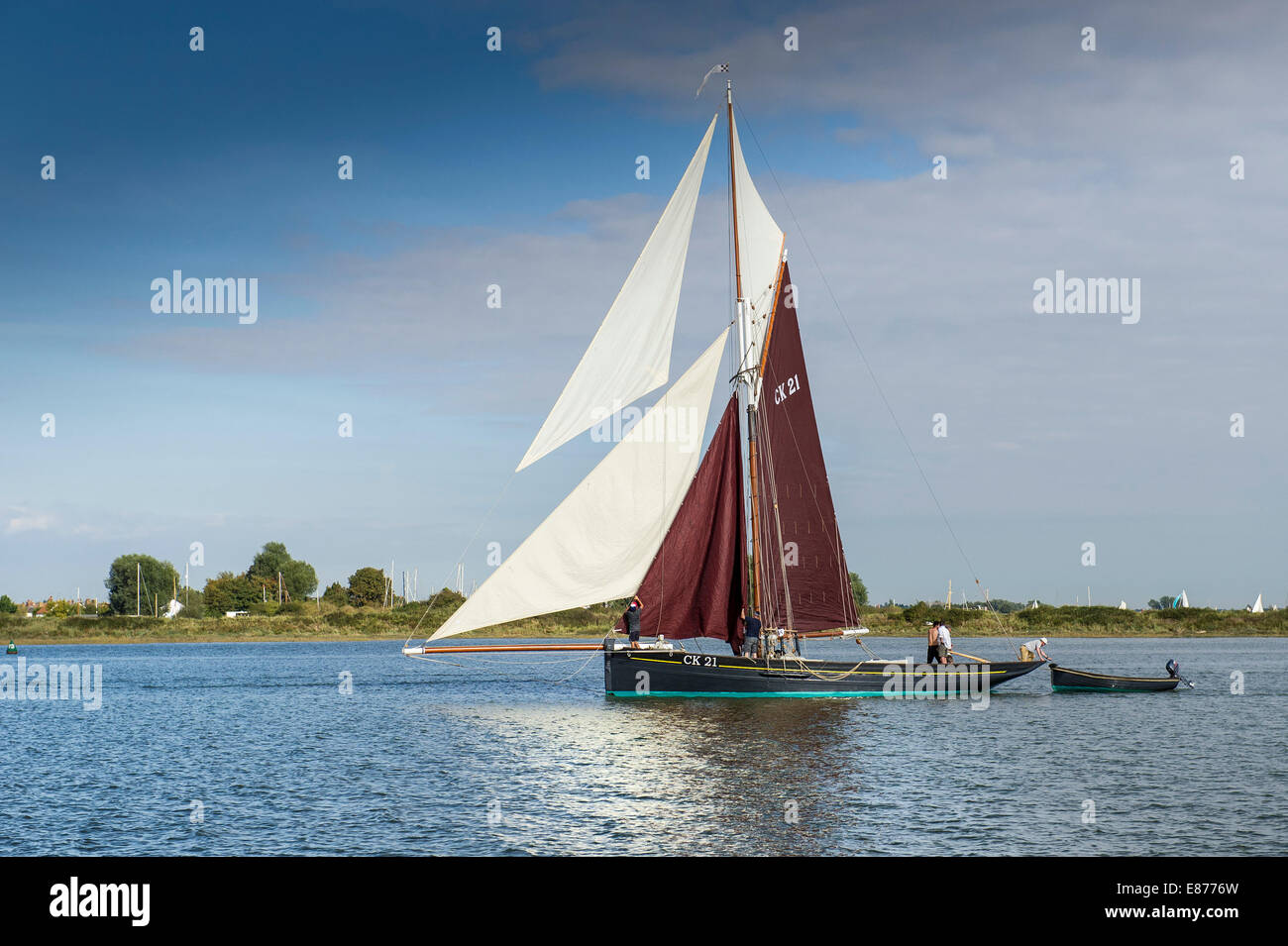 Una storica gaff truccate East Coast smack la pesca sul fiume Blackwater in Essex. Foto Stock