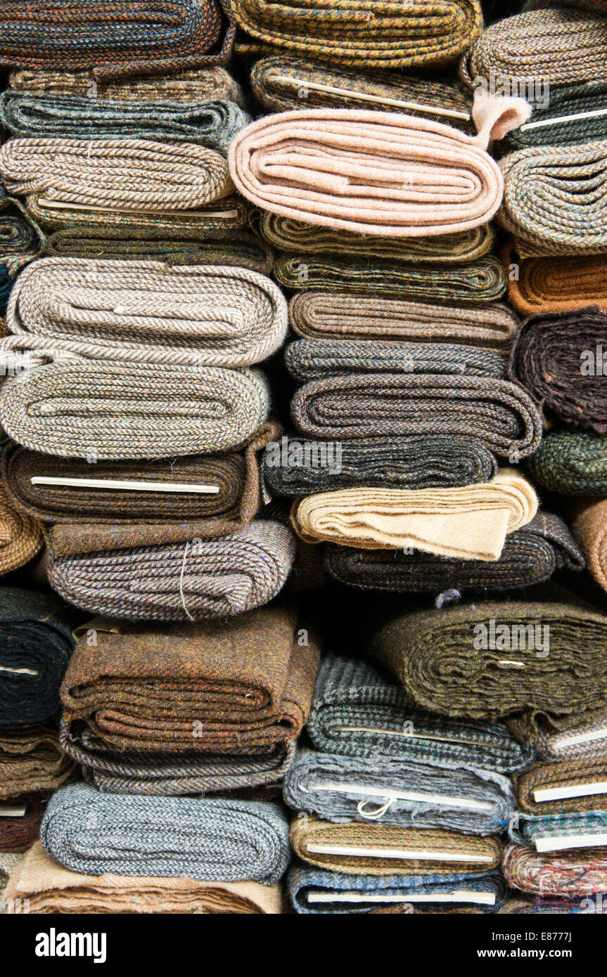 Rotoli di Harris Tweed sui ripiani del magazzino. Foto Stock