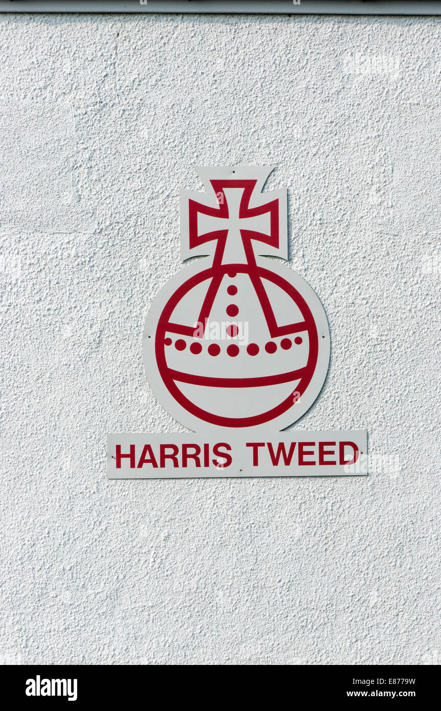 La Harris Tweed orb simbolo sul lato di Harris Tweed shop in Tabert. Foto Stock