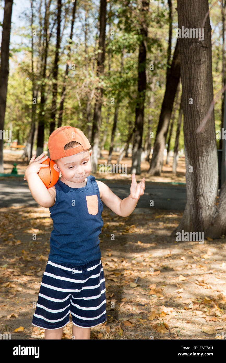 Grazioso fanciullo ragazzo nel parco sulla natura in estate. Utilizzarlo per bambino, genitorialità o il concetto di amore Foto Stock