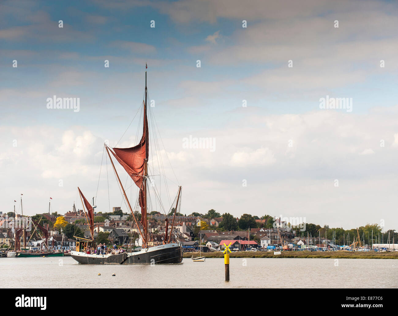 La chiatta a vela " Thistle' lasciando Maldon e vela downriver sul fiume Blackwater in Essex. Foto Stock