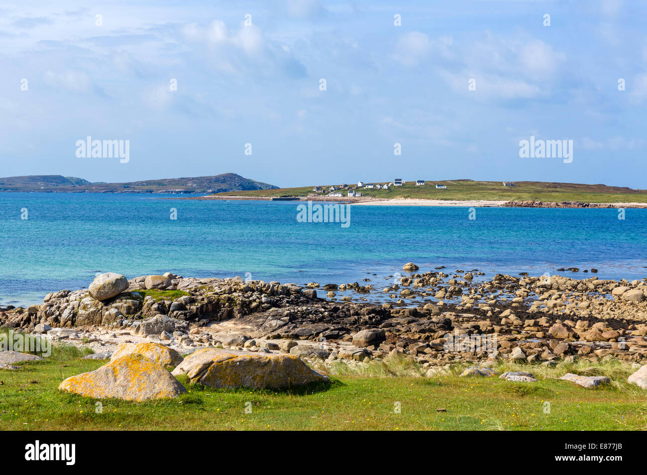 La costa a nord di Derrybeg guardando verso l'isola di Inishmeane, Gweedore, County Donegal, Repubblica di Irlanda Foto Stock