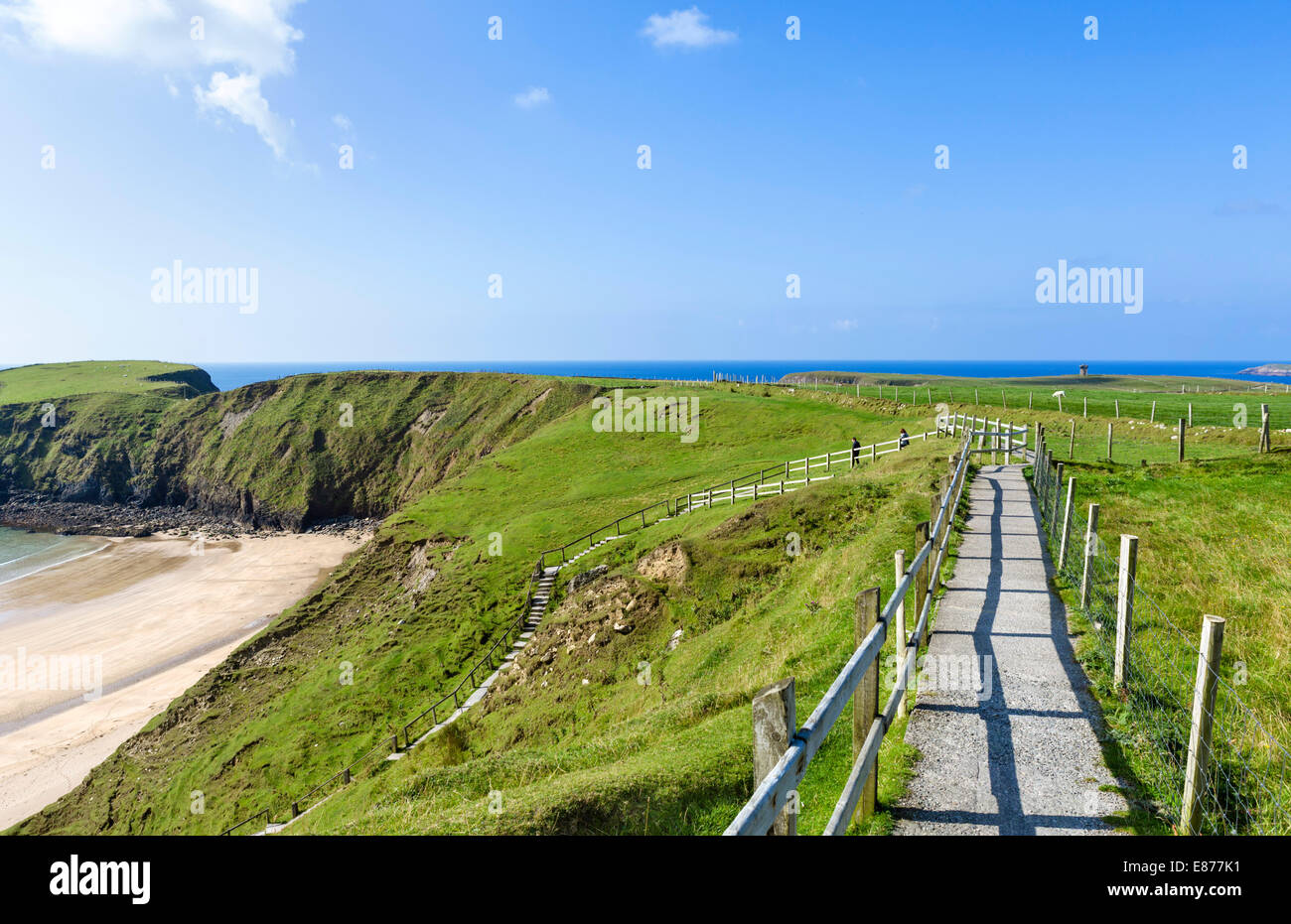Percorso e passi verso il basso a Silver Strand spiaggia a Malinbeg, sud-ovest della contea di Donegal, Repubblica di Irlanda Foto Stock