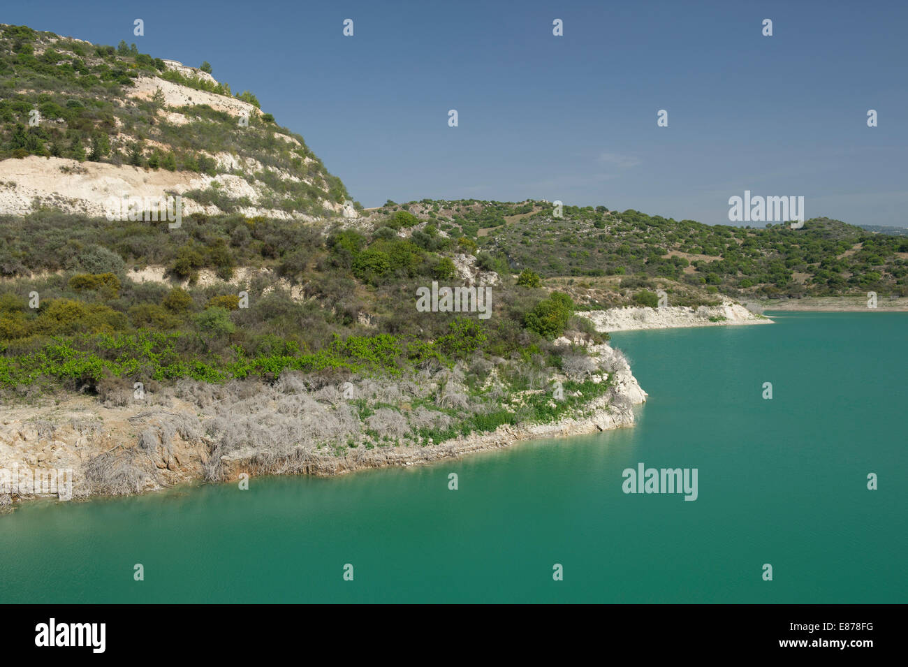 Il paesaggio e le acque turchesi a Evretou Dam in Cipro Foto Stock