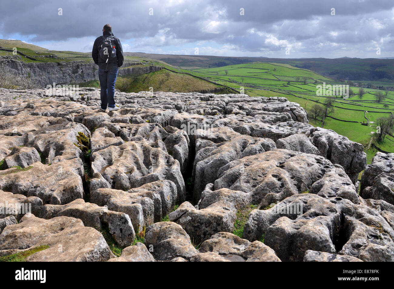 Pavimentazione in calcare a Malham Cove, Inghilterra,UK, mostrando clints e grikes causati da erosione di acqua della roccia Foto Stock