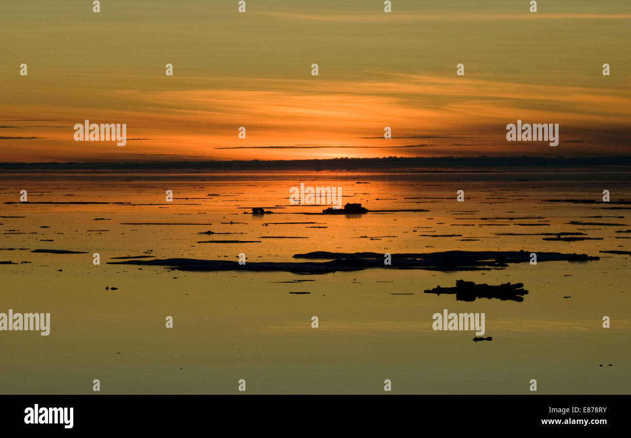 Il sole di mezzanotte non è qui ma piuttosto un dolce tramonto su acque artiche nel tardo suimmer Foto Stock