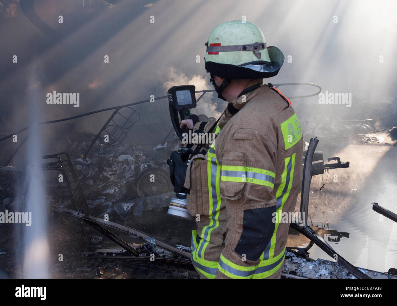 Berlino, Germania, pompiere cerca i punti caldi con un Waermebildkamera Foto Stock