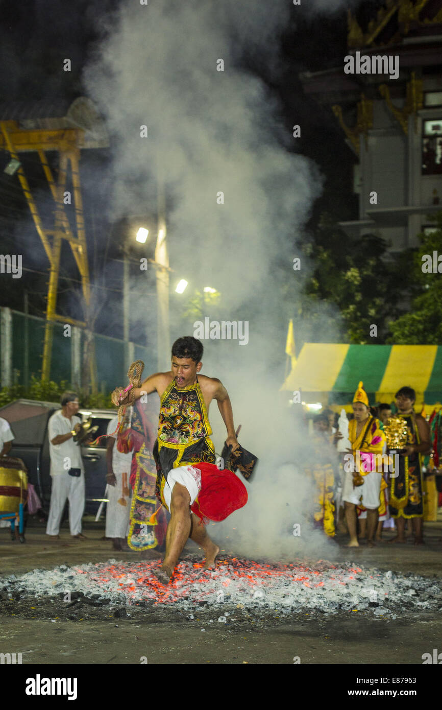 Bangkok, Tailandia. 1 Ott 2014. Un uomo che corre attraverso il fuoco pit durante la cerimonia firewalking al Wat Yannawa (anche ortografato Yan Nawa) durante il Festival vegetariano a Bangkok. La Vegetarian festival è celebrato in tutta la Tailandia. È la versione tailandese di nove Imperatore dei Festival, nove giorni di celebrazione taoista inizio alla vigilia del nono mese lunare del calendario cinese. Credito: ZUMA Press, Inc./Alamy Live News Foto Stock