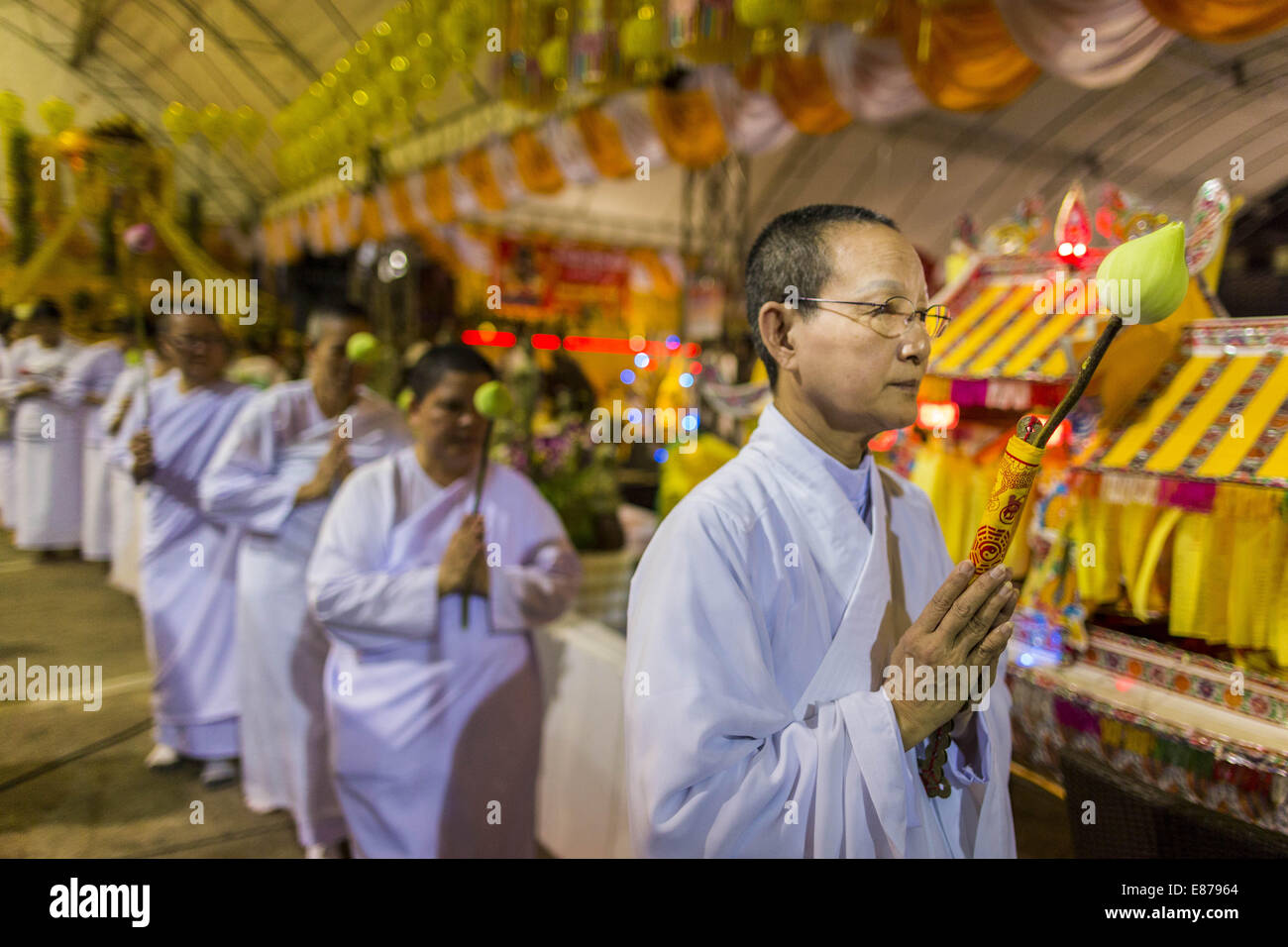 Bangkok, Tailandia. 1 Ott 2014. Una processione prima il firewalking al Wat Yannawa (anche ortografato Yan Nawa) durante il Festival vegetariano a Bangkok. La Vegetarian festival è celebrato in tutta la Tailandia. È la versione tailandese di nove Imperatore dei Festival, nove giorni di celebrazione taoista inizio alla vigilia del nono mese lunare del calendario cinese. Credito: ZUMA Press, Inc./Alamy Live News Foto Stock