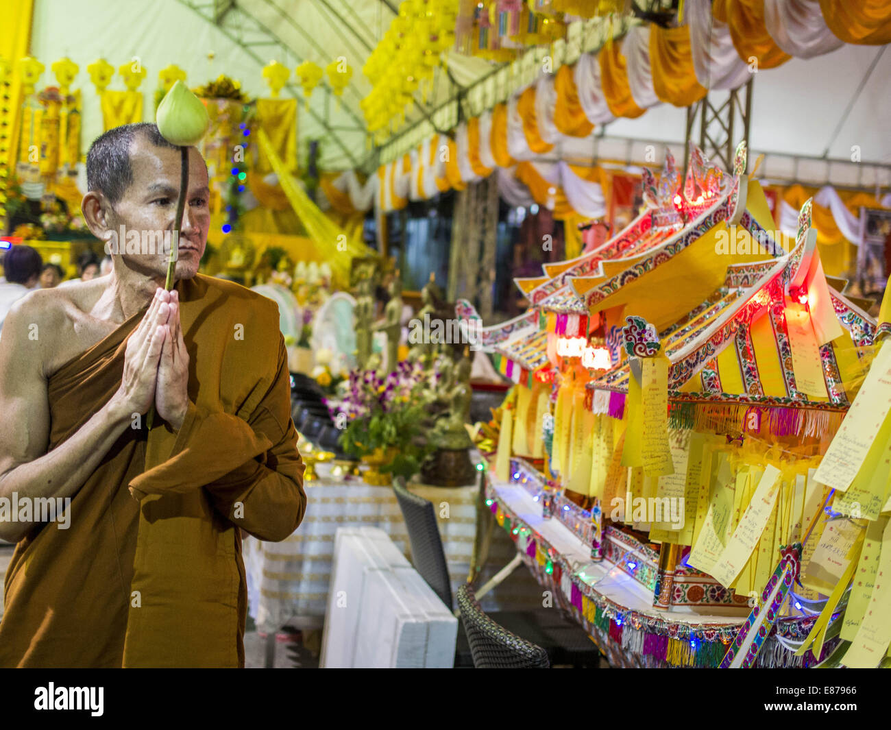 Bangkok, Tailandia. 1 Ott 2014. Un monaco conduce una processione prima il firewalking al Wat Yannawa (anche ortografato Yan Nawa) durante il Festival vegetariano a Bangkok. La Vegetarian festival è celebrato in tutta la Tailandia. È la versione tailandese di nove Imperatore dei Festival, nove giorni di celebrazione taoista inizio alla vigilia del nono mese lunare del calendario cinese. Credito: ZUMA Press, Inc./Alamy Live News Foto Stock