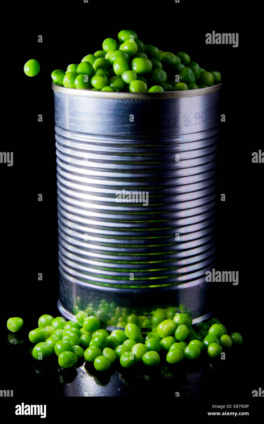 Traboccante di stagno con giardino piselli Foto Stock