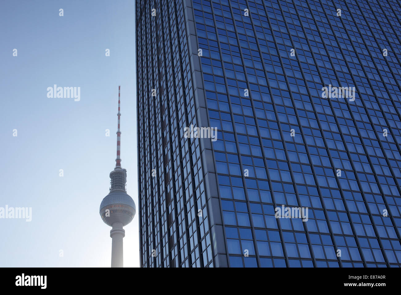 Berlino, Germania, la Torre della TV e del Park Inn Hotel a Alexanderplatz Foto Stock