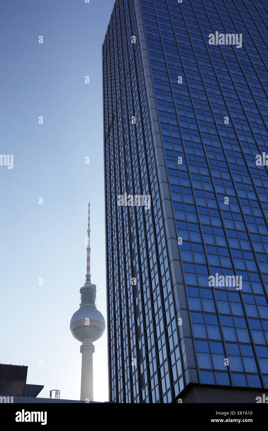 Berlino, Germania, la Torre della TV e del Park Inn Hotel a Alexanderplatz Foto Stock