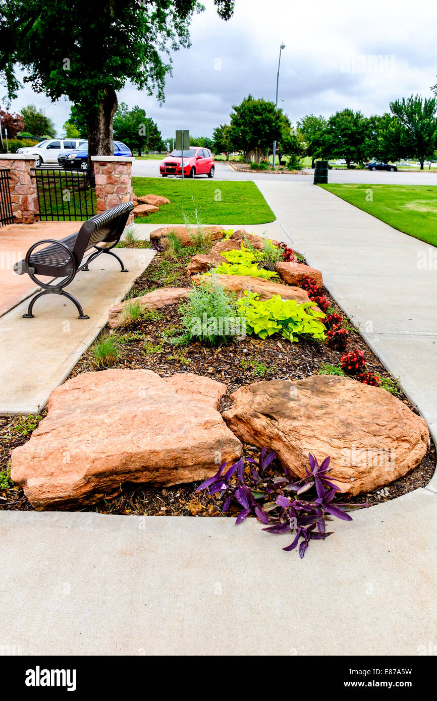 Uno dei sentieri che portano a un pubblico giardino botanico.che mostra anche il parcheggio. Oklahoma City, Oklahoma, Stati Uniti d'America. Foto Stock