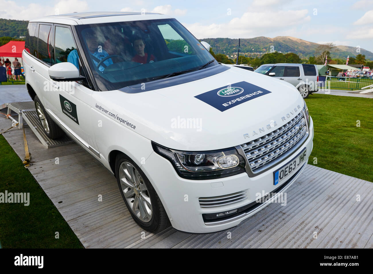 Una Range Rover essendo azionato attorno ad un breve corso per dimostrare che è Off Road capacità Malvern Autunno Mostra Worcestershire Foto Stock