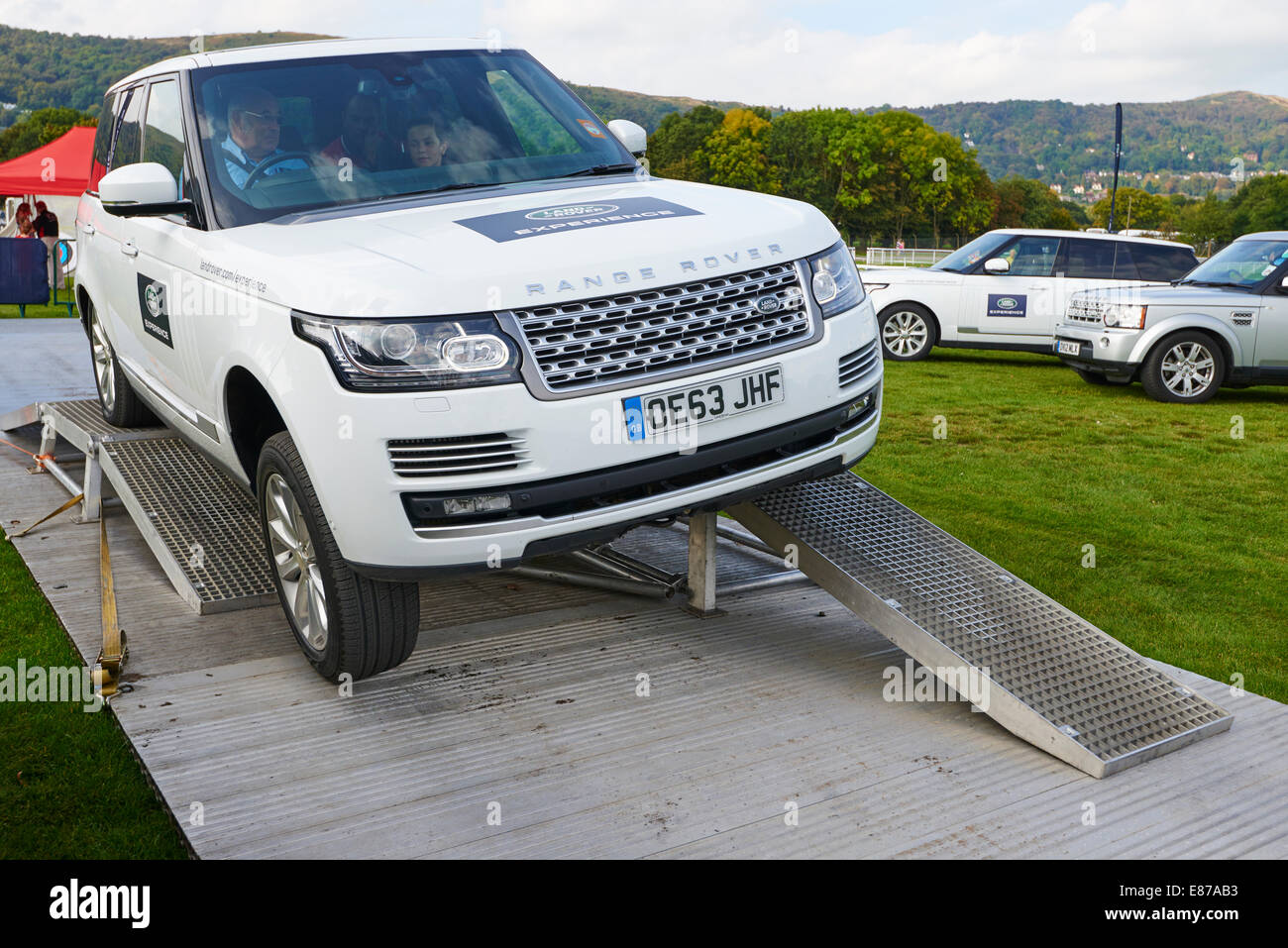 Una Range Rover essendo azionato attorno ad un breve corso per dimostrare che è Off Road capacità Malvern Autunno Mostra Worcestershire Foto Stock