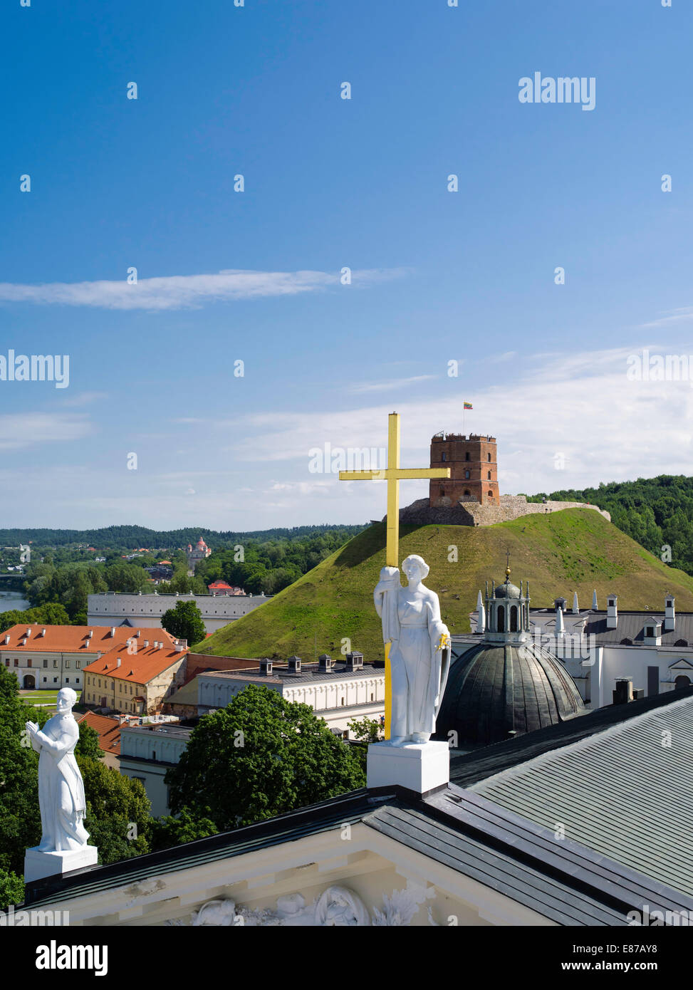 Vista della cattedrale Clocktower oltre la cattedrale/Katedra e verso la torre di Gediminas/Boxto, Vilnius, Lituania; modificato per rem Foto Stock
