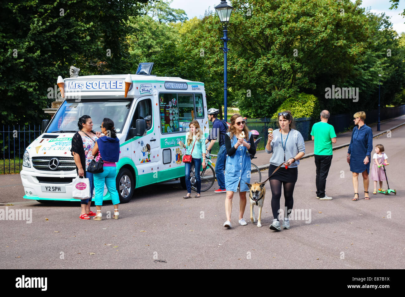 Ice Cream van in Victoria Park, Londra England Regno Unito Regno Unito Foto Stock